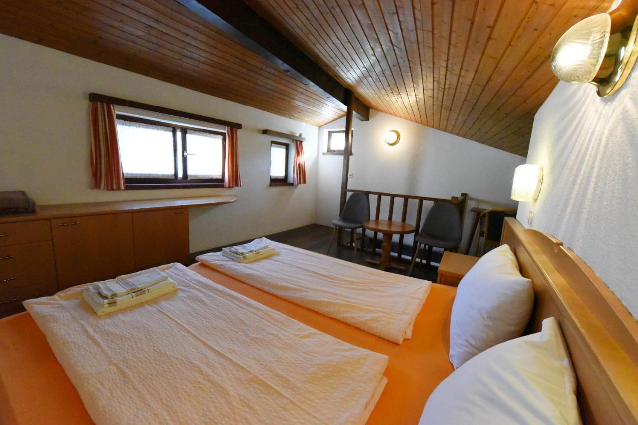 Hotel Pensione Serena Purasca Exteriör bild